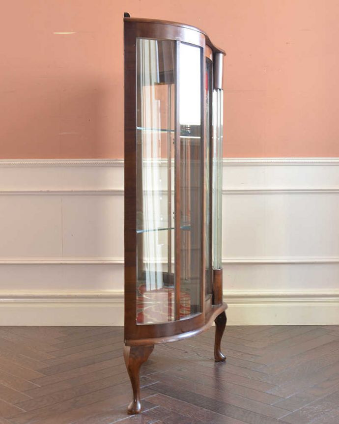 アンティークのキャビネット アンティーク家具 蝶とお花が可憐なイギリスで見つけたアンティークガラスキャビネット(引き戸タイプ)。サイドからもたっぷりの光背板の部分以外は全てガラス。(k-2155-f)