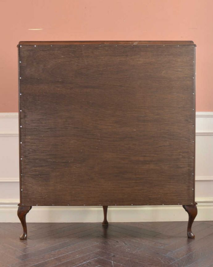 アンティークのキャビネット アンティーク家具 蝶とお花が可憐なイギリスで見つけたアンティークガラスキャビネット(引き戸タイプ)。キレイに修復しました!アンティークは新品ではないので、経年変化によるキズはありますが、専門の職人がキレイにお直しをしているので、後ろ姿もキレイです。(k-2155-f)