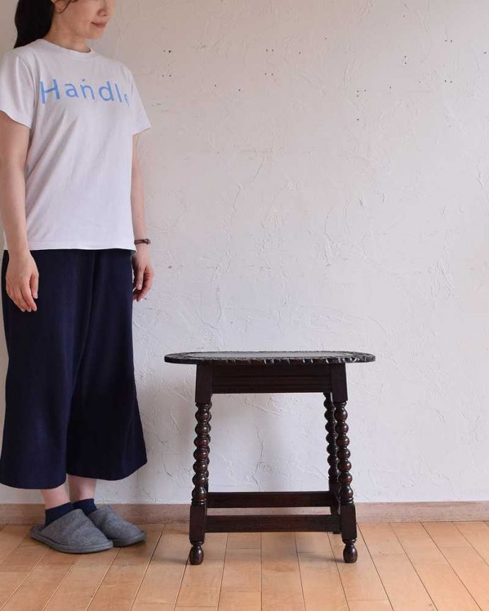 アンティークのテーブル　アンティーク家具　天板の装飾が美しい小さなオケージョナルテーブル、英国で見つけたアンティーク家具。どんな場所にも似合う英国らしいコーヒーテーブル実用的に使える英国らしいアンティークのコーヒーテーブル。(k-2156-f)