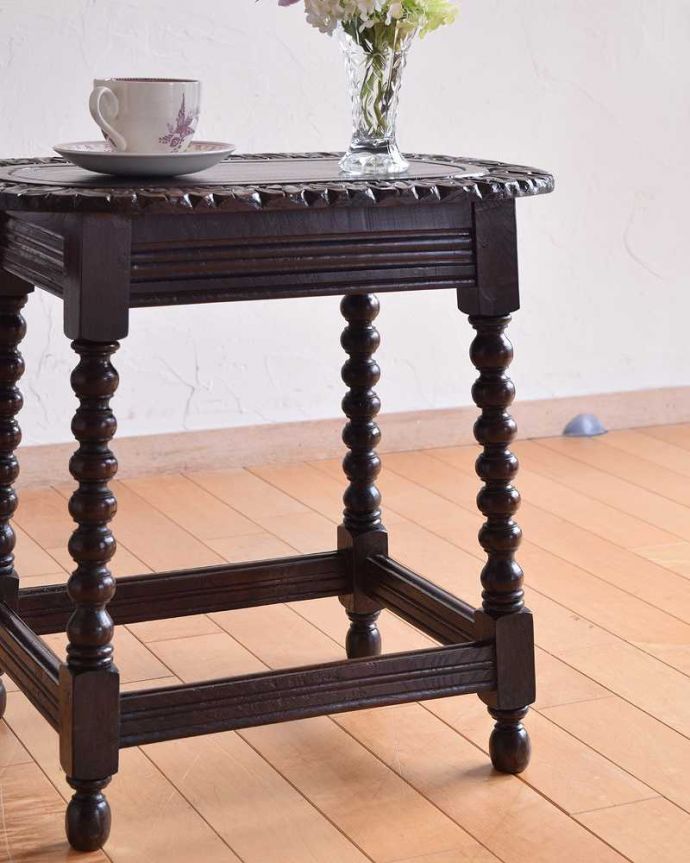 アンティークのテーブル　アンティーク家具　天板の装飾が美しい小さなオケージョナルテーブル、英国で見つけたアンティーク家具。英国らしく凝った彫りの入った脚脚だけを見ても、アンティークらしさが感じられる凝った彫。(k-2156-f)