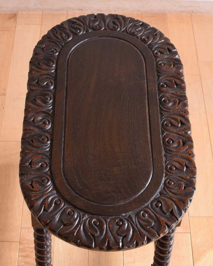 アンティークのテーブル　アンティーク家具　天板の装飾が美しい小さなオケージョナルテーブル、英国で見つけたアンティーク家具。天板を上から見ると･･･コーヒーテーブルの天板は毎日使う場所だから、しっかり修復しました。(k-2156-f)