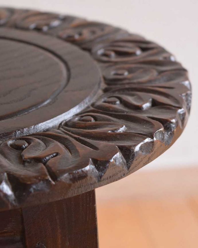 アンティークのテーブル　アンティーク家具　天板の装飾が美しい小さなオケージョナルテーブル、英国で見つけたアンティーク家具。いろんな場所にこだわり彫のデザインもいろいろです。(k-2156-f)