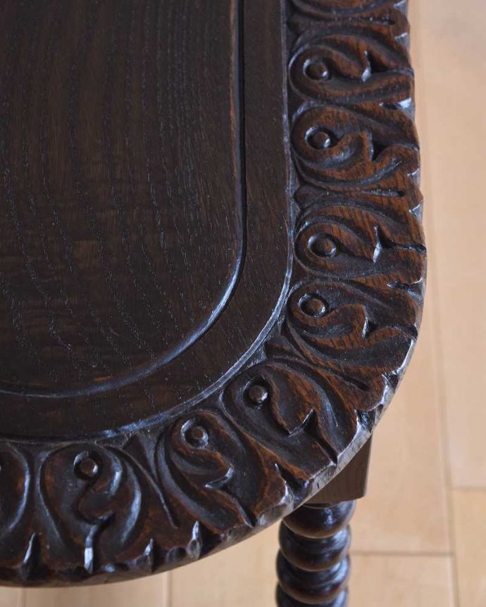 アンティークのテーブル　アンティーク家具　天板の装飾が美しい小さなオケージョナルテーブル、英国で見つけたアンティーク家具。近づいて見てみると･･･アンティークはもちろん新品ではないので小さなキズや汚れはありますが、キレイにお直ししたので満足して頂ける自信があります！。(k-2156-f)