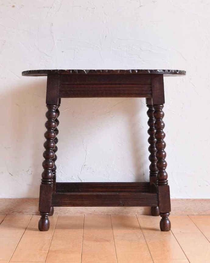 アンティークのテーブル　アンティーク家具　天板の装飾が美しい小さなオケージョナルテーブル、英国で見つけたアンティーク家具。横から見た姿もステキ横から見るとこんな感じです。(k-2156-f)