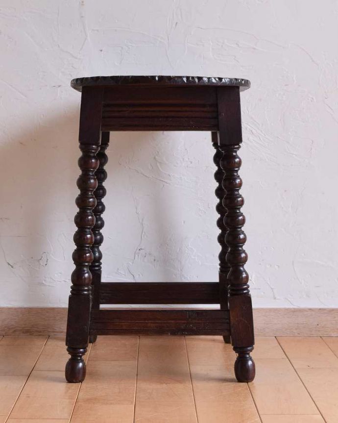 アンティークのテーブル　アンティーク家具　天板の装飾が美しい小さなオケージョナルテーブル、英国で見つけたアンティーク家具。クルッと回転。(k-2156-f)