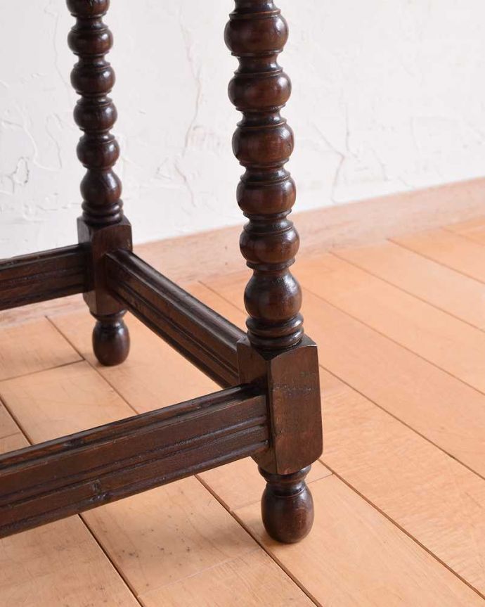 アンティークのテーブル　アンティーク家具　天板の装飾が美しい小さなオケージョナルテーブル、英国で見つけたアンティーク家具。持ち上げなくても移動できます！Handleのアンティークは、脚の裏にフェルトキーパーをお付けしていますので、床を滑らせて簡単に移動する事が出来ます。(k-2156-f)