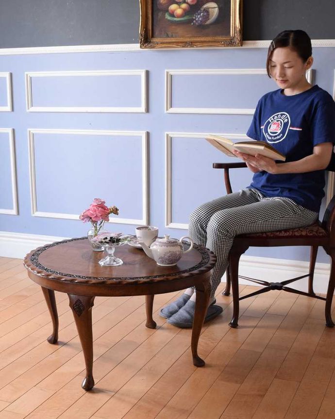 アンティークのテーブル　アンティーク家具　丸い天板が華やかなフランスのアンティーク家具、コンパクトサイズのコーヒーテーブル。優雅な時間が過ごせる英国スタイルのコーヒーテーブルどんな場所に置いても美しいデザインでみんなを魅了する英国アンティーク。(k-2157-f)