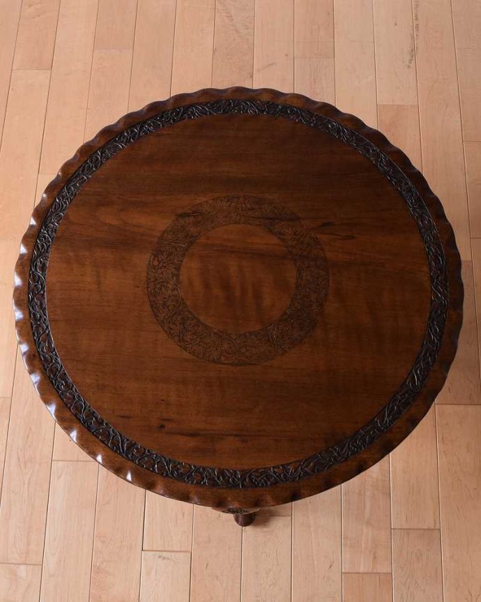 アンティークのテーブル　アンティーク家具　丸い天板が華やかなフランスのアンティーク家具、コンパクトサイズのコーヒーテーブル。天板を上から見ると･･･コーヒーテーブルの天板は毎日使う場所だから専門の職人がしっかり修復しました。(k-2157-f)