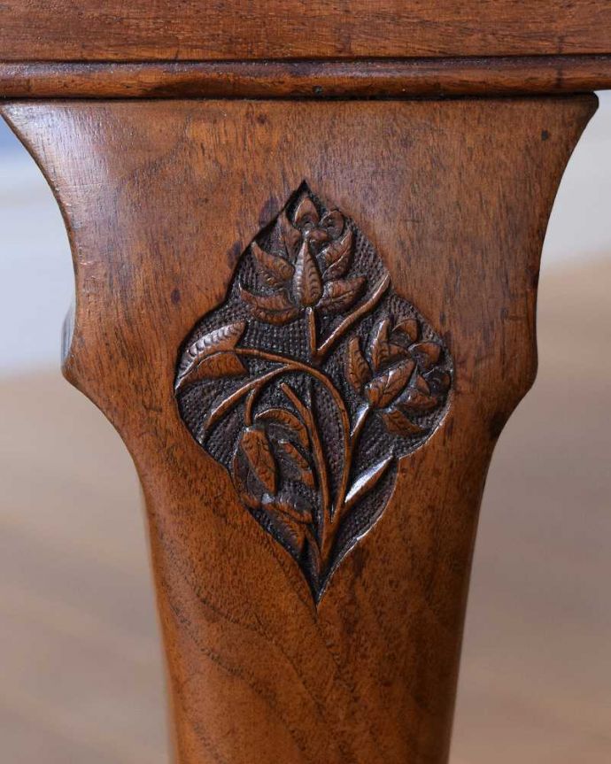 アンティークのテーブル　アンティーク家具　丸い天板が華やかなフランスのアンティーク家具、コンパクトサイズのコーヒーテーブル。うっとりする美しさアンティークだから手に入る美しい彫。(k-2157-f)