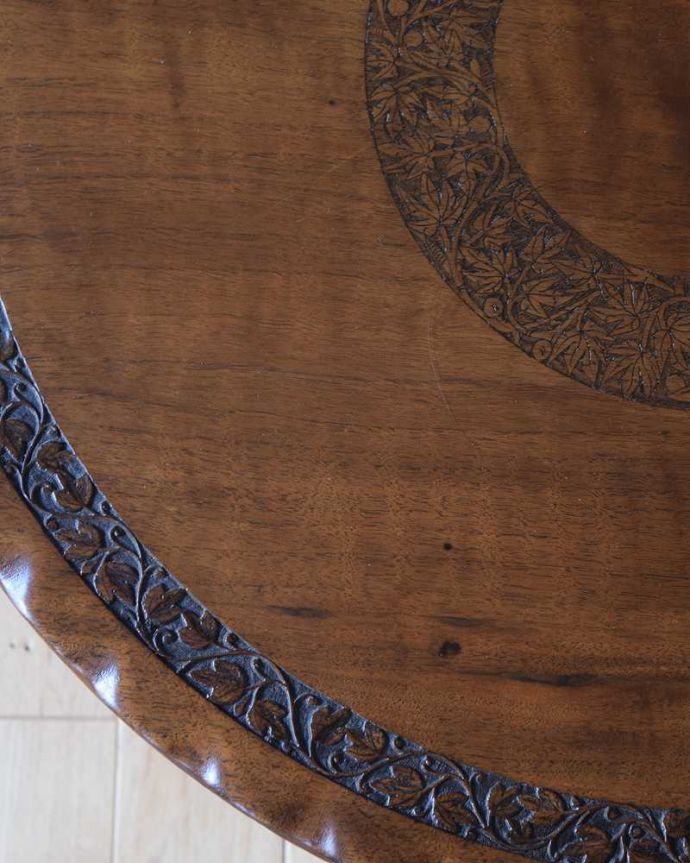 アンティークのテーブル　アンティーク家具　丸い天板が華やかなフランスのアンティーク家具、コンパクトサイズのコーヒーテーブル。近づいて見てみると･･･アンティークはもちろん新品ではないので小さなキズや汚れはありますが、キレイにお直ししたので満足して頂ける自信があります！。(k-2157-f)