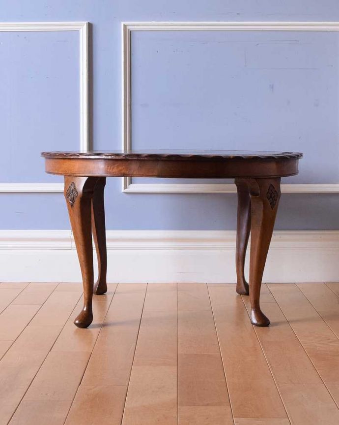 アンティークのテーブル　アンティーク家具　丸い天板が華やかなフランスのアンティーク家具、コンパクトサイズのコーヒーテーブル。横から見た姿もステキ横から見るとこんな感じ。(k-2157-f)