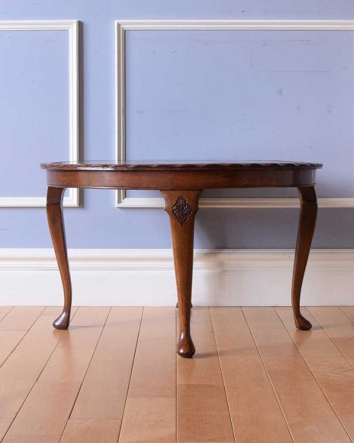 アンティークのテーブル　アンティーク家具　丸い天板が華やかなフランスのアンティーク家具、コンパクトサイズのコーヒーテーブル。クルッと回転360度どこから見ても美しく仕上げてあるので、いろんな場所から見て楽しんで下さい。(k-2157-f)