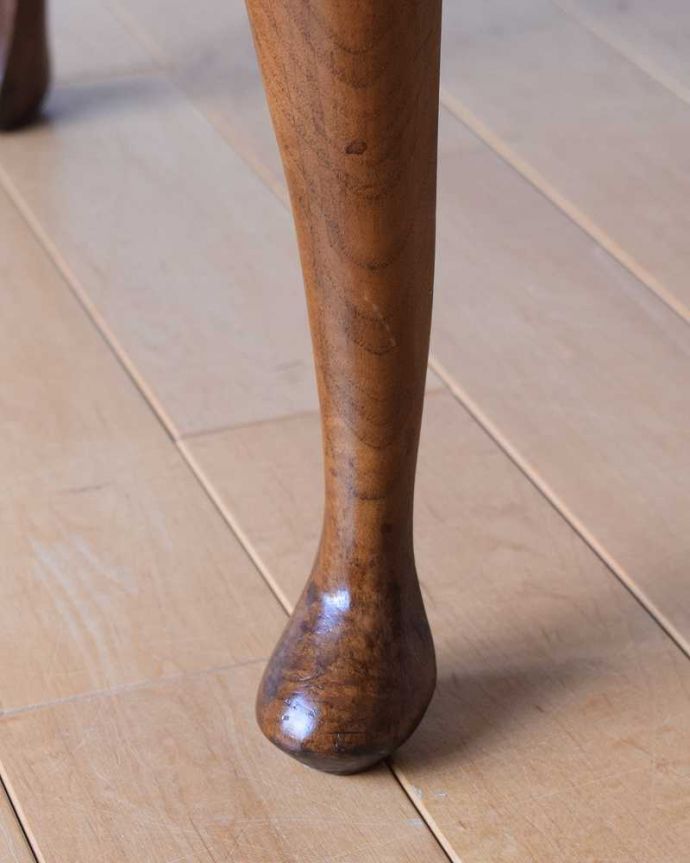 アンティークのテーブル　アンティーク家具　丸い天板が華やかなフランスのアンティーク家具、コンパクトサイズのコーヒーテーブル。持ち上げなくても移動できます！Handleのアンティークは、脚の裏にフェルトキーパーをお付けしていますので、床を滑らせてれば移動が簡単です。(k-2157-f)