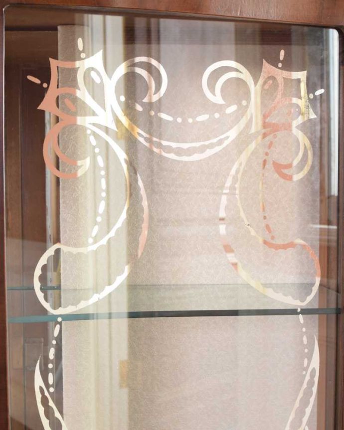 アンティークのキャビネット アンティーク家具 英国輸入のアンティーク家具、ガラスの装飾も美しいミラー付きガラスキャビネット 。キレイに残っていてくれましたガラスに描かれている絵は剥がれているものが多いんだけれど、この子はしっかりキレイに残っていてくれました。(k-2158-f)