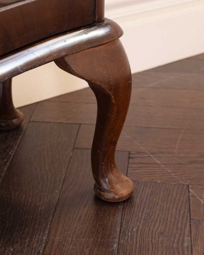 アンティークのキャビネット アンティーク家具 英国輸入のアンティーク家具、ガラスの装飾も美しいミラー付きガラスキャビネット 。女性1人でもラクに運べちゃうヒミツHandleのアンティークは、脚の裏にフェルトキーパーをお付けしているので、床を滑らせれば女性でも移動がカンタンに出来ます!ご安心下さい。(k-2158-f)