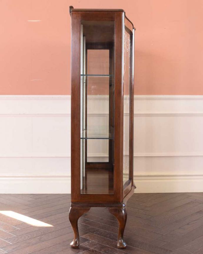 アンティークのキャビネット アンティーク家具 英国輸入のアンティーク家具、ガラスの装飾も美しいミラー付きガラスキャビネット 。横から見てもステキ背板以外の三方向がガラスで囲まれたキャビネット。(k-2158-f)