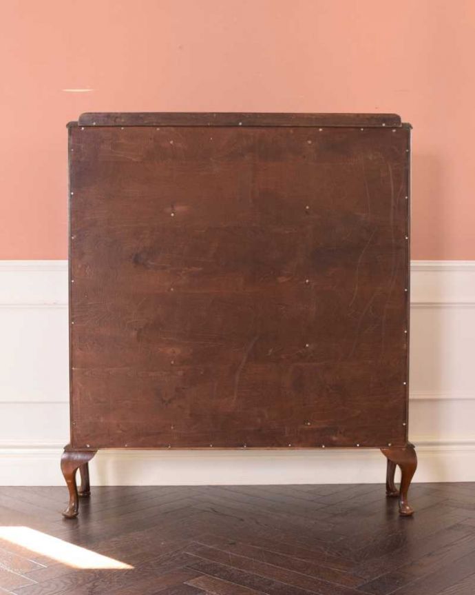 アンティークのキャビネット アンティーク家具 英国輸入のアンティーク家具、ガラスの装飾も美しいミラー付きガラスキャビネット 。もちろん背中を見てもキレイですアンティークは新品ではないので経年変化によるキズはありますが、専門の職人がキレイにお直ししたので、背中もキレイです。(k-2158-f)