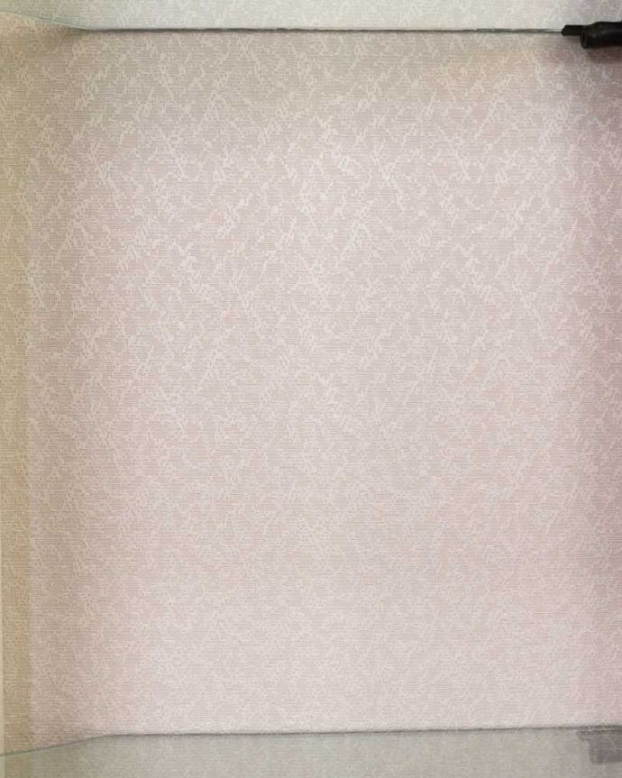 アンティークのキャビネット アンティーク家具 英国輸入のアンティーク家具、ガラスの装飾も美しいミラー付きガラスキャビネット 。新しい生地で張り替えましたキャビネットの表情に合わせて新しい背板の生地を選びました。(k-2158-f)