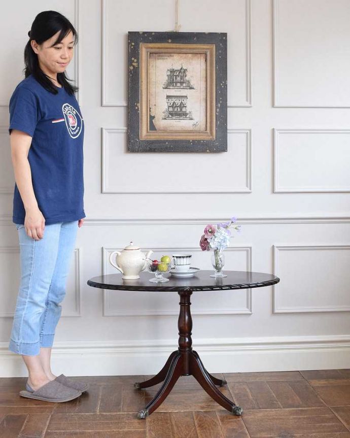 アンティークのテーブル　アンティーク家具　英国アンティーク家具、オーバルの天板が美しいコーヒーテーブル。優雅な時間が過ごせる英国スタイルのコーヒーテーブルどんな場所に置いても美しいデザインでみんなを魅了する英国アンティーク。(k-2159-f)