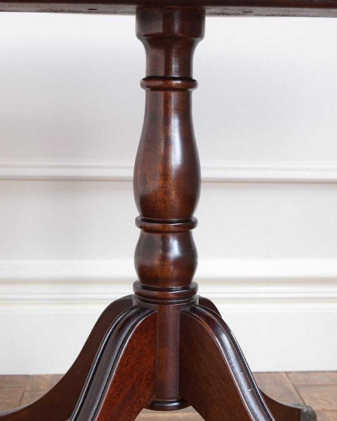 アンティークのテーブル　アンティーク家具　英国アンティーク家具、オーバルの天板が美しいコーヒーテーブル。いろんな場所にこだわり彫のデザインもいろいろです。(k-2159-f)