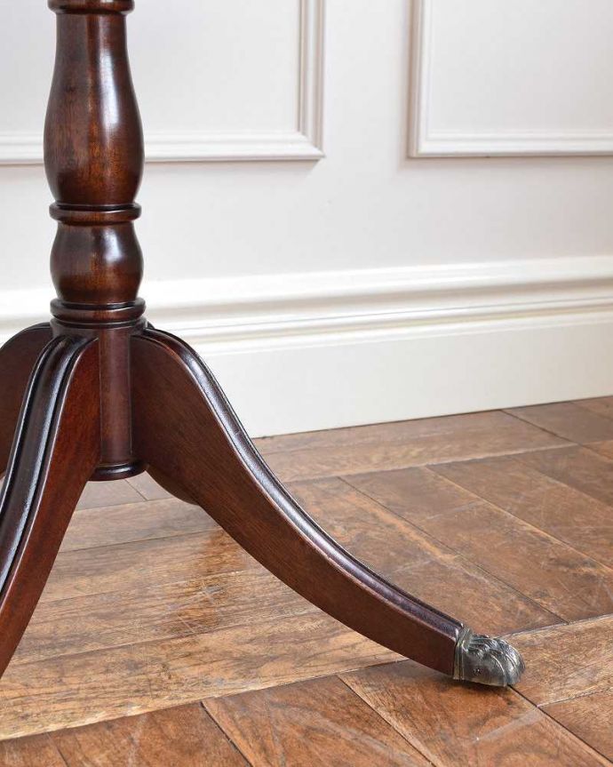 アンティークのテーブル　アンティーク家具　英国アンティーク家具、オーバルの天板が美しいコーヒーテーブル。持ち上げなくても移動できます！Handleのアンティークは、脚の裏にフェルトキーパーをお付けしていますので、床を滑らせてれば移動が簡単です。(k-2159-f)