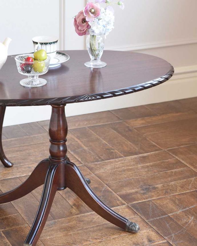 アンティークのテーブル　アンティーク家具　英国アンティーク家具、オーバルの天板が美しいコーヒーテーブル。英国らしいデザインのうつくしさにうっとり･･･脚のデザインだけ見ても、アンティークらしさが感じられるんです。(k-2159-f)