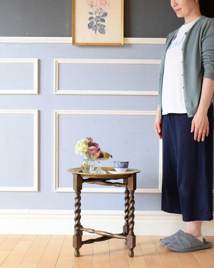 アンティークのテーブル アンティーク家具 英国のアンティーク家具、トレイ付きの便利なオケージョナルテーブル(トレイテーブル)。こう見えて折り畳みが出来ちゃうテーブルなんです実は、簡単に折り畳みが出来て持ち運び便利なフォールディングテーブル。(k-2160-f)