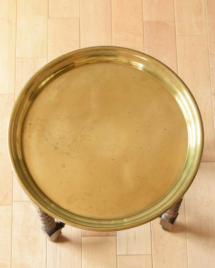アンティークのテーブル アンティーク家具 英国のアンティーク家具、トレイ付きの便利なオケージョナルテーブル(トレイテーブル)。天板もピカピカに修復しましたテーブルで一番気になる場所だから、天板は修復の際、古い塗装を剥離して再塗装しています。(k-2160-f)