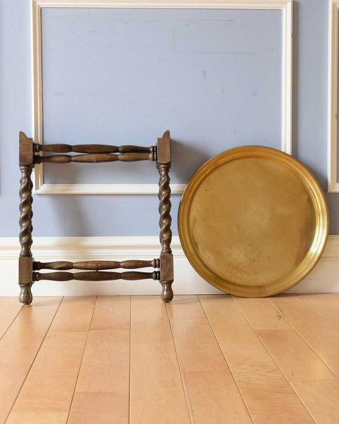 アンティークのテーブル アンティーク家具 英国のアンティーク家具、トレイ付きの便利なオケージョナルテーブル(トレイテーブル)。畳むとこんなにコンパクト使わないときは、畳んでしまえばこんなにコンパクト。(k-2160-f)