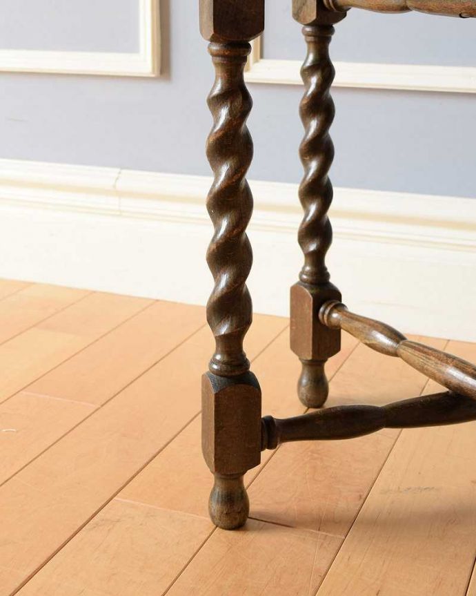 アンティークのテーブル アンティーク家具 英国のアンティーク家具、トレイ付きの便利なオケージョナルテーブル(トレイテーブル)。脚の裏には・・・Handleのアンティークは、脚の裏にフェルトキーパーをお付けしています。(k-2160-f)