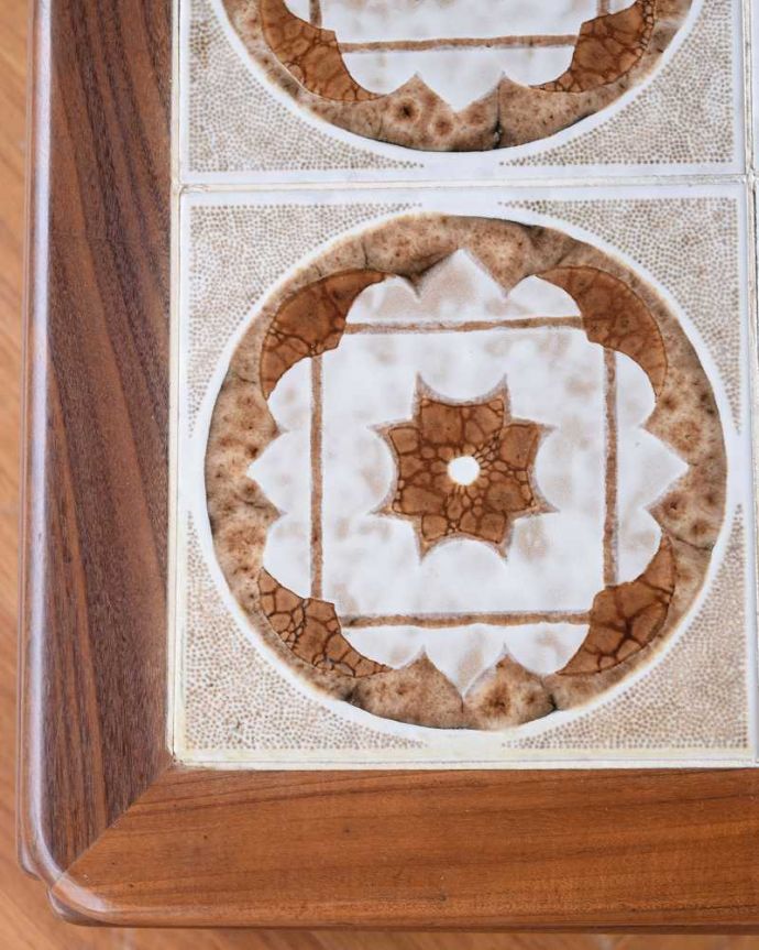 G-PLAN(Gプラン)　アンティーク家具　G-PLANのお花のタイルトップが可愛いコーヒーテーブル、北欧系のヴィンテージ家具。近づいて見てみると･･･天板を近くで見て下さい。(k-2161-f)