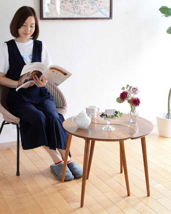 アンティークのテーブル　アンティーク家具　スマートでお洒落なデザイン、ヴィンテージの２台セットのコーヒーテーブル（ペアテーブル）。スマートなカッコよさが人気のヒミツ北欧デザインのコーヒーテーブルは見た目のカッコよさと、どんなお部屋にも似合っちゃうシンプルなデザインが人気です。(k-2162-f)