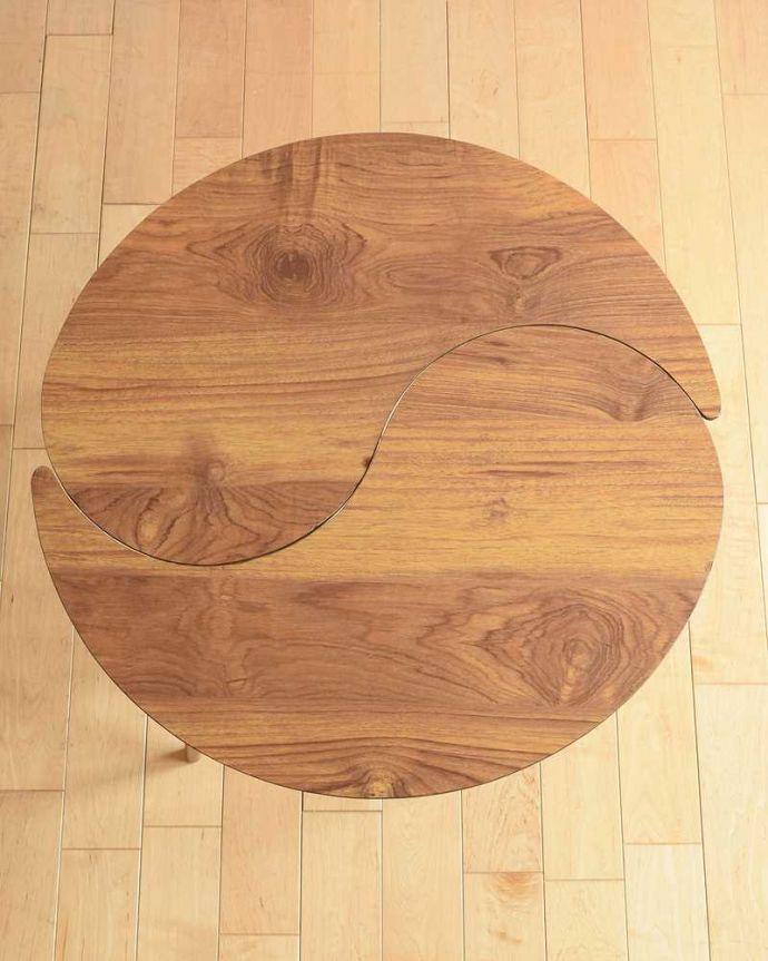 アンティークのテーブル　アンティーク家具　スマートでお洒落なデザイン、ヴィンテージの２台セットのコーヒーテーブル（ペアテーブル）。上から見るとこんな形Handleのヴィンテージ家具はアンティーク専門の職人が塗装を剥離後に再塗装をしているので安心度が違います。(k-2162-f)