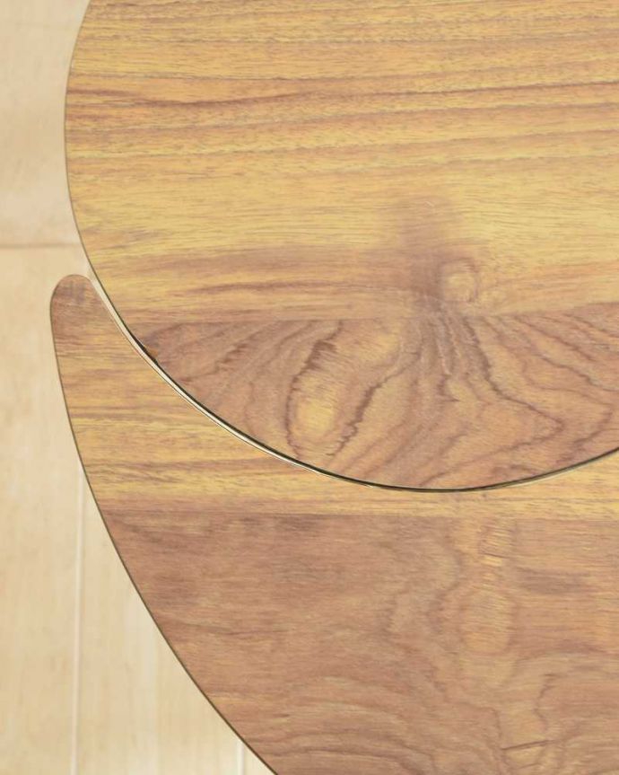 アンティークのテーブル　アンティーク家具　スマートでお洒落なデザイン、ヴィンテージの２台セットのコーヒーテーブル（ペアテーブル）。近づいて見てみると･･･天板を近くで見て下さい。(k-2162-f)