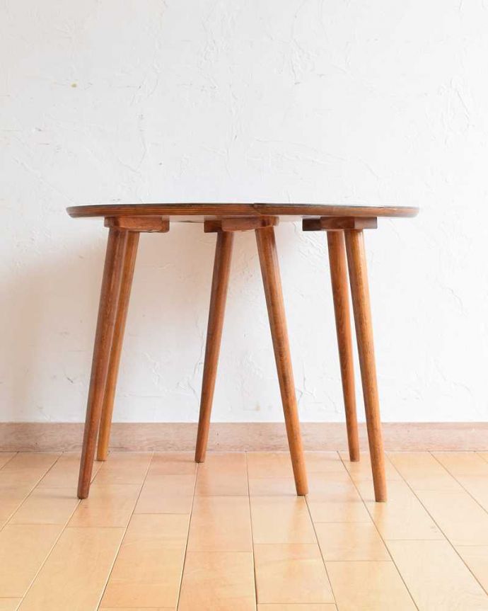 アンティークのテーブル　アンティーク家具　スマートでお洒落なデザイン、ヴィンテージの２台セットのコーヒーテーブル（ペアテーブル）。360度、どこから見てもカッコいい！アンティークは新品ではないので、もちろん経年変化によるキズはありますが、専門の職人がしっかりお直しをしているので、どの角度から見てもキレイです。(k-2162-f)