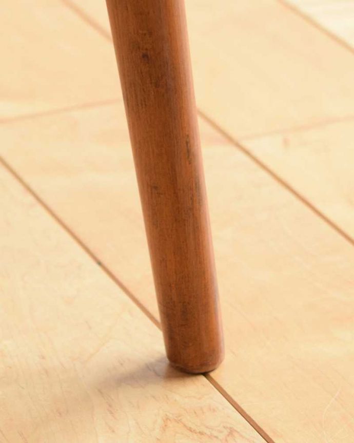 アンティークのテーブル　アンティーク家具　スマートでお洒落なデザイン、ヴィンテージの２台セットのコーヒーテーブル（ペアテーブル）。持ち上げなくても移動できます！Handleのアンティークは、脚の裏にフェルトキーパーをお付けしていますので、床を滑らせてれば移動が簡単です。(k-2162-f)