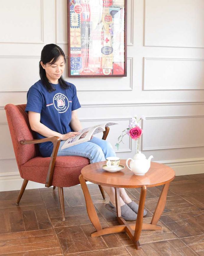 アンティークのテーブル　アンティーク家具　ヴィンテージの北欧インテリア、天板のデザインもお洒落なコーヒーテーブル。スマートなカッコよさが人気のヒミツ北欧デザインのコーヒーテーブルは見た目のカッコよさと、どんなお部屋にも似合っちゃうシンプルなデザインが人気です。(k-2163-f)