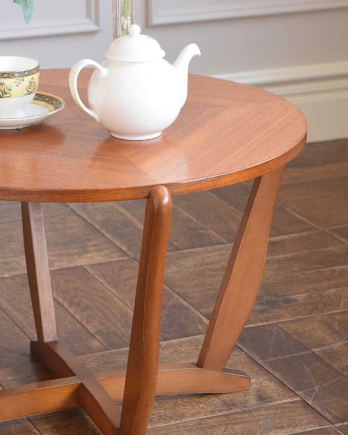 アンティークのテーブル　アンティーク家具　ヴィンテージの北欧インテリア、天板のデザインもお洒落なコーヒーテーブル。クールな表情の中に感じられるぬくもり･･･ヴィンテージの家具は一見クールな表情。(k-2163-f)