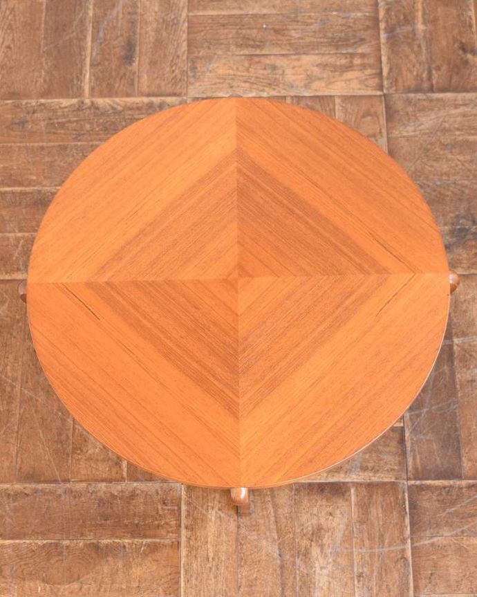 アンティークのテーブル　アンティーク家具　ヴィンテージの北欧インテリア、天板のデザインもお洒落なコーヒーテーブル。上から見るとこんな感じ。(k-2163-f)