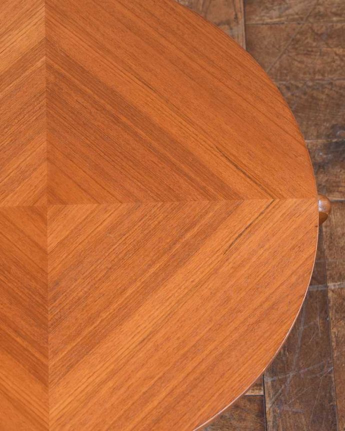 アンティークのテーブル　アンティーク家具　ヴィンテージの北欧インテリア、天板のデザインもお洒落なコーヒーテーブル。近づいて見てみると･･･天板を近くで見て下さい。(k-2163-f)