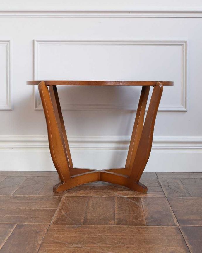 アンティークのテーブル　アンティーク家具　ヴィンテージの北欧インテリア、天板のデザインもお洒落なコーヒーテーブル。横から見てみてもカッコいい！北欧スタイルのテーブルは、横から見てもやっぱりスマートでカッコいいんです。(k-2163-f)