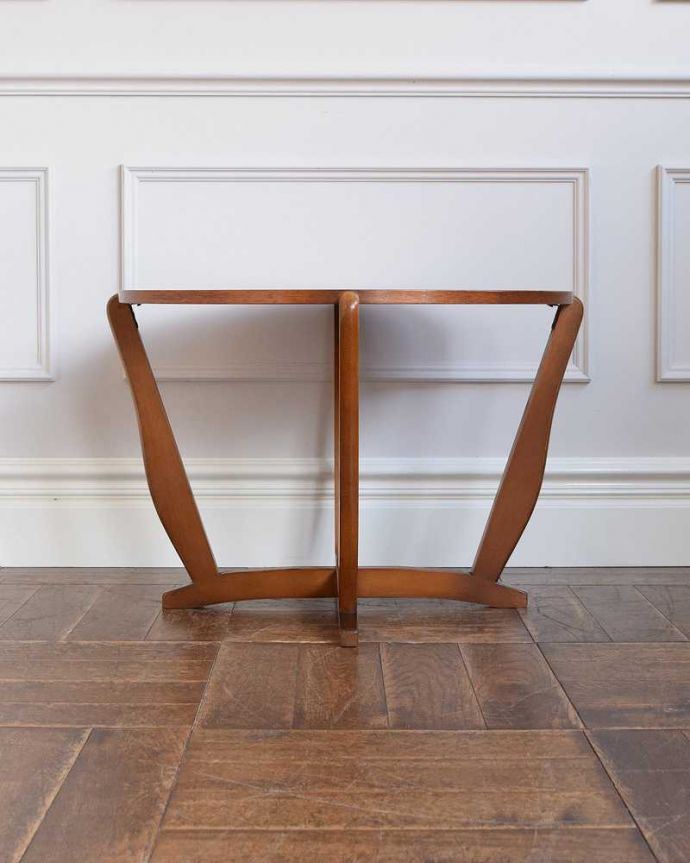 アンティークのテーブル　アンティーク家具　ヴィンテージの北欧インテリア、天板のデザインもお洒落なコーヒーテーブル。360度、どこから見てもカッコいい！アンティークは新品ではないので、もちろん経年変化によるキズはありますが、専門の職人がしっかりお直しをしているので、どの角度から見てもキレイです。(k-2163-f)