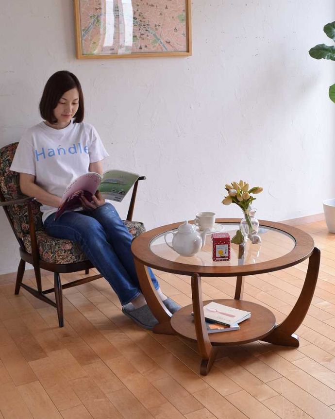 アンティーク家具 上から見てもお洒落なイギリスで見つけた、ビンテージのガラス天板コーヒーテーブル。どこに置いてもクールに決まる！北欧スタイルのテーブル天板がガラスなので、女性にとって使いやすさバツグン。(k-2164-f)