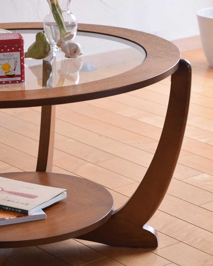 アンティーク家具 上から見てもお洒落なイギリスで見つけた、ビンテージのガラス天板コーヒーテーブル。木×ガラスが作り出すクールな優しさあたたかい木材の上にクールなガラス天板を乗せたシンプルなデザインは、見た目だけじゃなく使い勝手もバツグン。(k-2164-f)