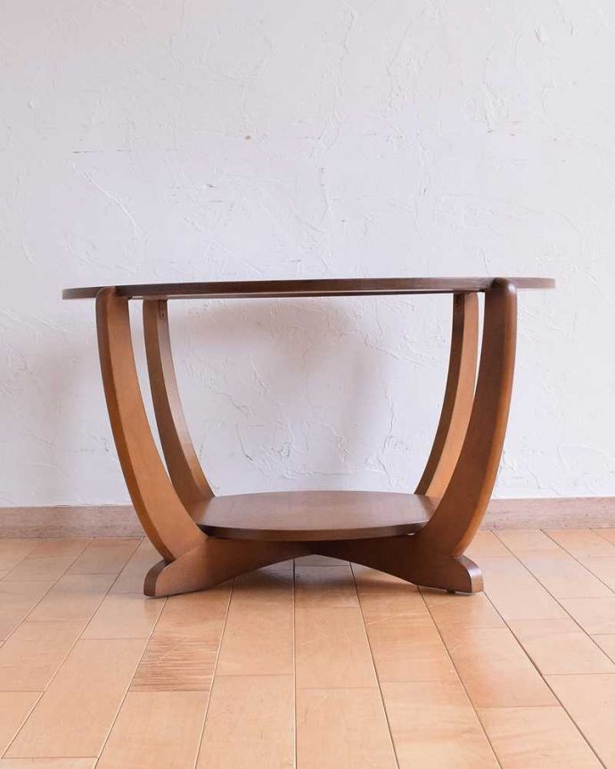 アンティーク家具 上から見てもお洒落なイギリスで見つけた、ビンテージのガラス天板コーヒーテーブル。横から見てもカッコイイ北欧スタイルの家具はデザインがステキだから、横から見た姿も絵になるカッコよさ！。(k-2164-f)