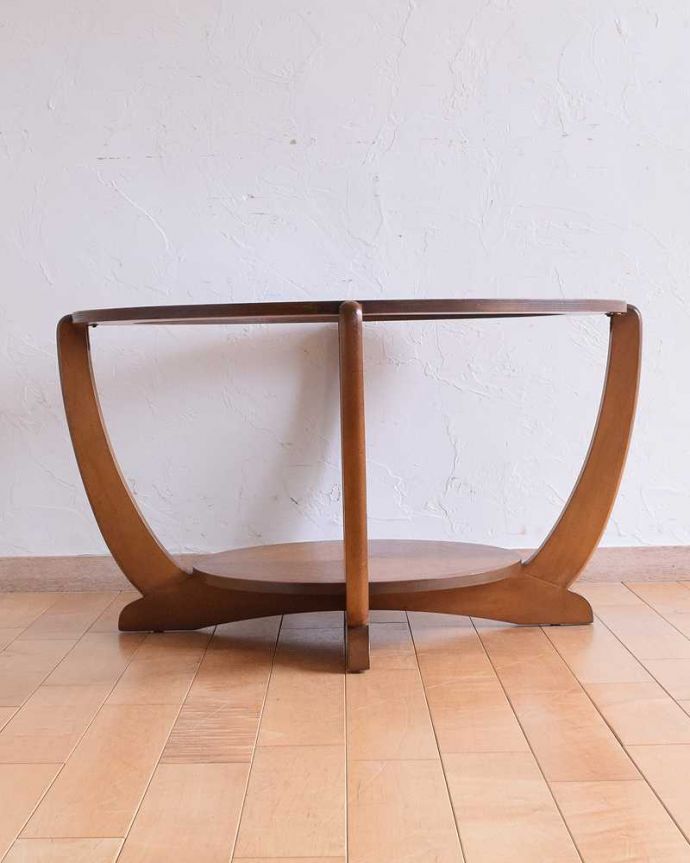 アンティーク家具 上から見てもお洒落なイギリスで見つけた、ビンテージのガラス天板コーヒーテーブル。見る角度によって見え方が違う…ヴィンテージなので、もちろん経年変化によるキズはありますが、専門の職人がしっかり修復しているので安心さが違います。(k-2164-f)