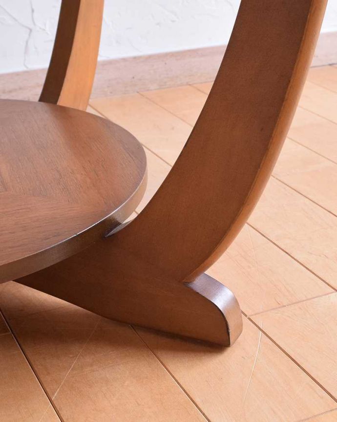 アンティーク家具 上から見てもお洒落なイギリスで見つけた、ビンテージのガラス天板コーヒーテーブル。女性1人でラクラク運べちゃう仕掛けHandleのアンティークは、脚の裏にフェルトキーパーをお付けしています。(k-2164-f)