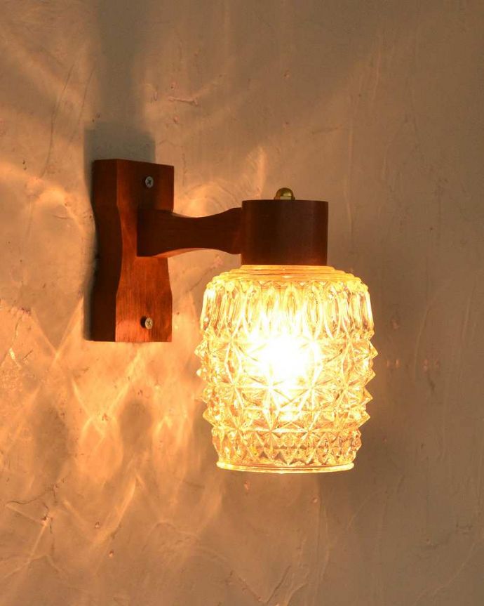 壁付けブラケット　照明・ライティング　海外から輸入、木とガラスのオシャレなウォールランプ（壁付け照明）（Ｅ17シャンデリア球付）。。(k-2164-z)