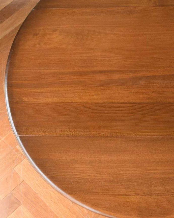 アーコールの家具　アンティーク家具　北欧の老舗メーカーアーコール社のダイニングテーブル、アンティークの伸張式家具。近づいて見てみると･･･手間暇を掛けてアンティーク家具専門の職人が丁寧に修復した天板は、木目も美しいんです。(k-2165-f)