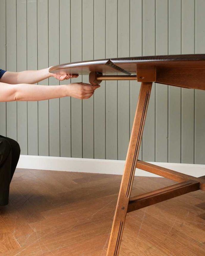 アーコールの家具　アンティーク家具　北欧の老舗メーカーアーコール社のダイニングテーブル、アンティークの伸張式家具。あっという間にサイズが変わる！天板を上に持ち上げて脚を動かすだけで、あっという間にサイズが大きく変わります。(k-2165-f)